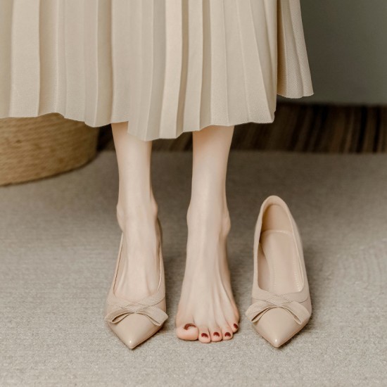 2025 spring/summer new patent leather, pointed-toe, mid-heeled sandals for women, matching skirts. 2025 spring/summer new patent leather, pointed-toe, mid-heeled sandals for women, matching skirts.