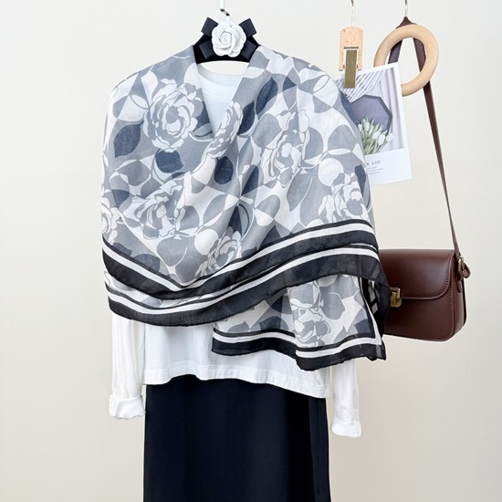 Retro floral print outerwear shawls, a popular Korean style for women, stylish and fashionable, everyday cotton and linen long scarves. Retro floral print outerwear shawls, a popular Korean style for women, stylish and fashionable, everyday cotton and linen long scarves.