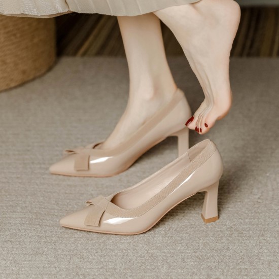 2025 spring/summer new patent leather, pointed-toe, mid-heeled sandals for women, matching skirts. 2025 spring/summer new patent leather, pointed-toe, mid-heeled sandals for women, matching skirts.