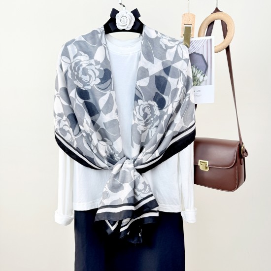 Retro floral print outerwear shawls, a popular Korean style for women, stylish and fashionable, everyday cotton and linen long scarves. Retro floral print outerwear shawls, a popular Korean style for women, stylish and fashionable, everyday cotton and linen long scarves.