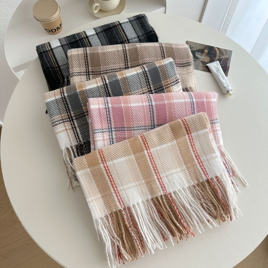 A versatile pink dotted plaid scarf for autumn and winter, perfect for couples, with a tasseled design for warmth. A versatile pink dotted plaid scarf for autumn and winter, perfect for couples, with a tasseled design for warmth.