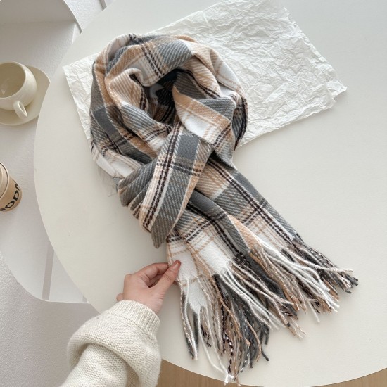 A versatile pink dotted plaid scarf for autumn and winter, perfect for couples, with a tasseled design for warmth. A versatile pink dotted plaid scarf for autumn and winter, perfect for couples, with a tasseled design for warmth.