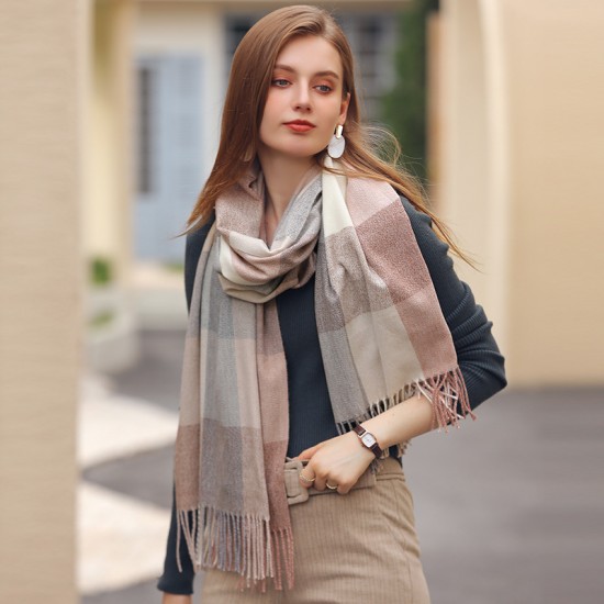 Scarf wholesaler: plaid contrasting color faux cashmere scarf, comfortable, fresh, and sweet, available at street vendors.