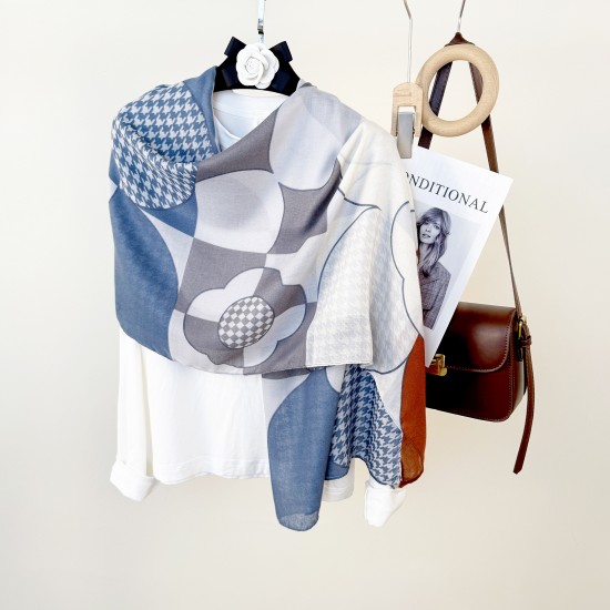 Fashionable and stylish women's shawls, stylish and elegant, European and American cross-border high-quality geometric print silk scarves. Fashionable and stylish women's shawls, stylish and elegant, European and American cross-border high-quality geometric print silk scarves.