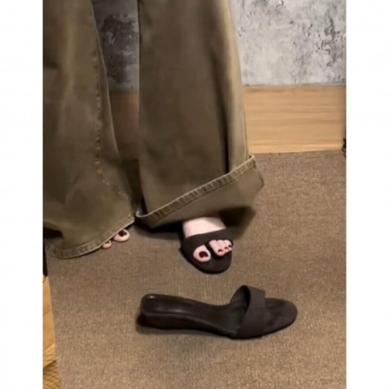 Retro wedge-heel flip-flops for women, fashionable and elegant, open-toe, high-end summer outdoor sandals. Retro wedge-heel flip-flops for women, fashionable and elegant, open-toe, high-end summer outdoor sandals.