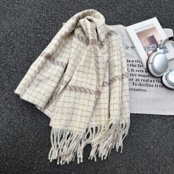 A new cross-border thickened plaid scarf for autumn and winter, soft and whitening, and a faux cashmere scarf with tassels, ready for wholesale.