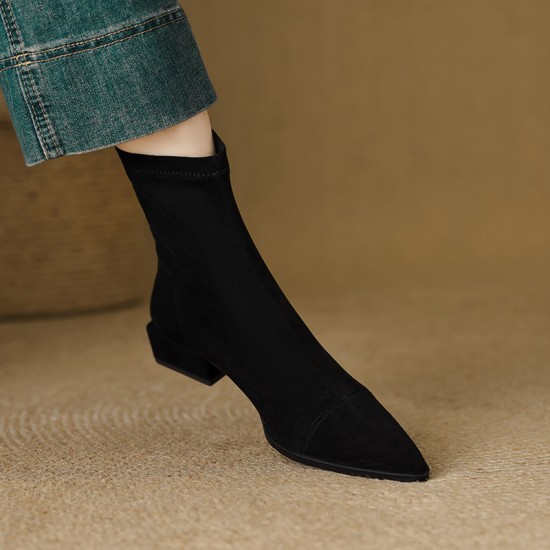 Niche flat flip-flops for women, outdoor wear, 2025 new summer fashionable Roman sandals, slip-ons, beach shoes. Niche flat flip-flops for women, outdoor wear, 2025 new summer fashionable Roman sandals, slip-ons, beach shoes.